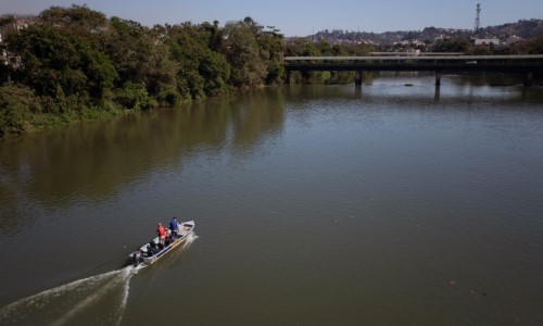 Meio Ambiente e Defesa Civil de VR investigam origem de mancha de óleo no Rio Paraíba do Sul